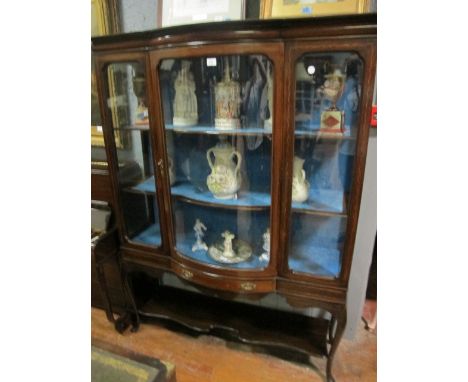 AN EDWARDIAN MAHOGANY INLAID CHINA DISPLAY CABINET of rectangular bowed outline with frieze drawer raised on cabriole legs jo