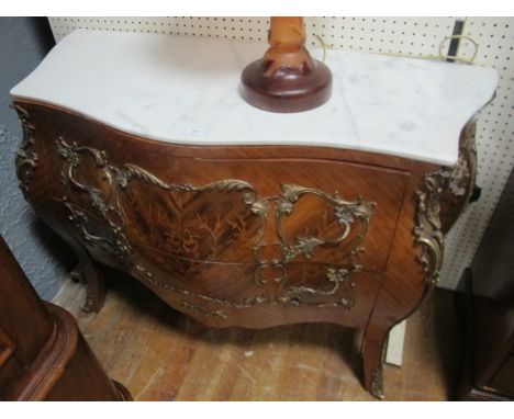 A FINE CONTINENTAL KINGWOOD MARQUETRY AND GILT BRASS MOUNTED COMMODE of bombe outline surmounted with a white vein marble top