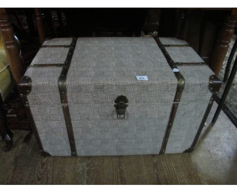 AN OAK AND BRASS BOUND TRAVELLING TRUNK of rectangular form 43cm (h) x 71cm (w) x 41cm (d)