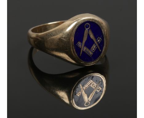 A 9ct gold and enamel masonic ring, size W, 8.95 grams. 