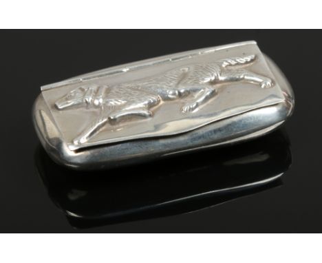 A sterling silver snuff box. Decorated in relief to the hinged cover with a gun dog. 