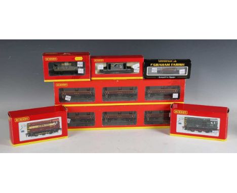 A small group of Hornby gauge OO railway items, comprising R.2589 Class 08 diesel electric locomotive D3200 in BR green, R.28