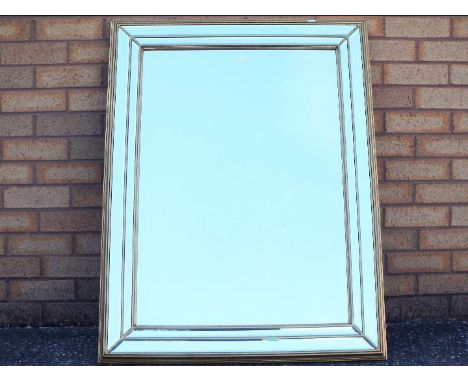 A wall mirror measuring approximately 105 cm x 80 cm.