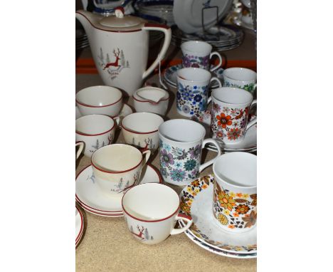 A CROWN DEVON FIELDINGS 'STOCKHOLM' PATTERN COFFEE SET, comprising six cups and saucers, coffee pot, milk jug and sugar bowl 