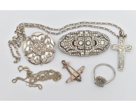 A SMALL ASSORTMENT OF JEWELLERY, to include a silver Tudor rose brooch, hallmarked Birmingham, fitted with a brooch pin and C