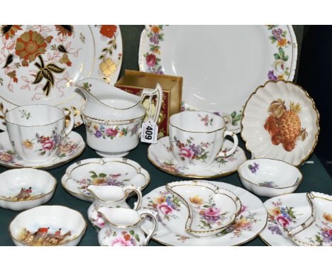 A GROUP OF ROYAL CROWN DERBY DINNER, TEA AND GIFT WARES, to include an Imari 8687 dinner plate, a Melody dinner plate and mat