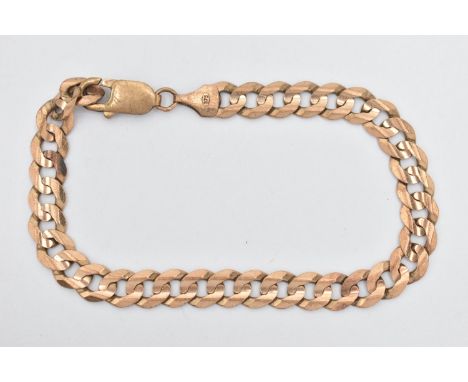 A YELLOW METAL CHAIN BRACELET, flat curb link chain, fitted with a lobster clasp, length 195mm, clasp and end link stamped 37