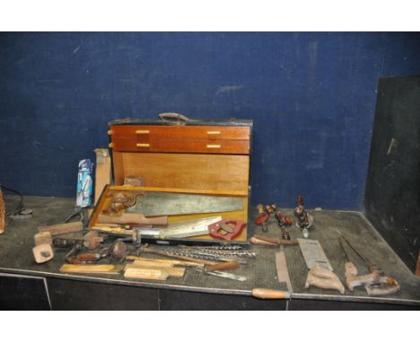 A VINTAGE CARPENTERS TOOLBOX CONTAINING TOOLS with lock and one key including three wooden spokeshaves, a drawknife, twenty p