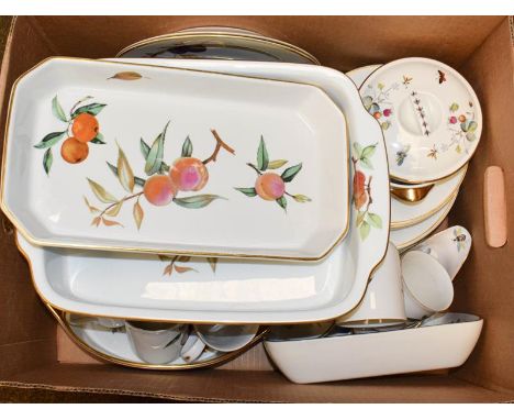 Royal Worcester dinner wares in Evesham and Strawberry Faor patterns (three boxes)