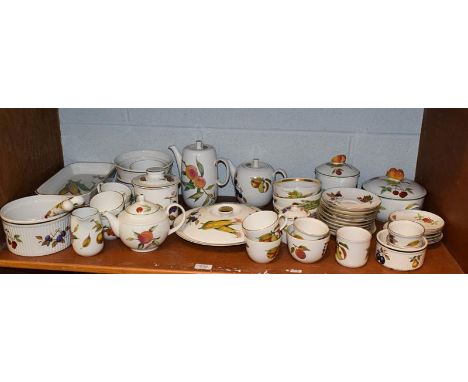 Quantity of Royal Worcester Evesham and Wild Harvest pattern dinner/tea wares 