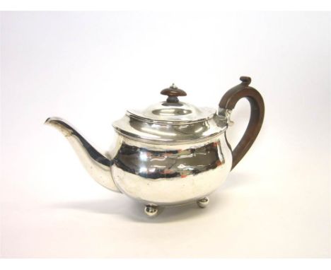 A TEAPOT OF PLAIN OVAL GEORGIAN STYLE marks found to the cover only