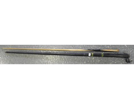 SNOOKER CUE IN METAL CASE 