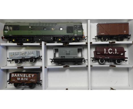 BACHMANN FREIGHT SET - CLASS 25/2 D5233 DIESEL ENGINE & 5 TRUCKS 