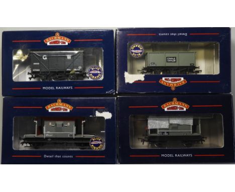 BACHMANN 3 VANS & 1 WAGON 