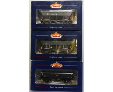 BACHMANN 2 HOPPER & 1 BOX WAGONS 