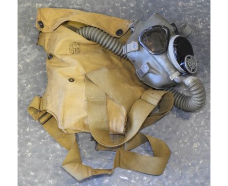 RARE US ARMY RUBBER GAS MASK WITH BAG CANNISTER & WATERPROOFING 