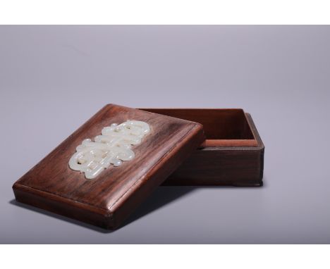 A Chinese hardwood 'Jade Shou' box and cover, Jade 7,8 x 5 cm - L 13 - W 9,7 cm