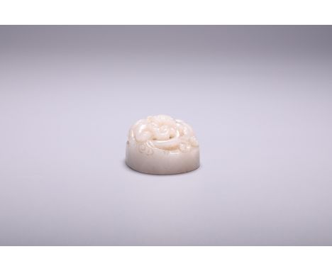 A Chinese jade carved seal, H 2,8 - Dia 4,4 cm
