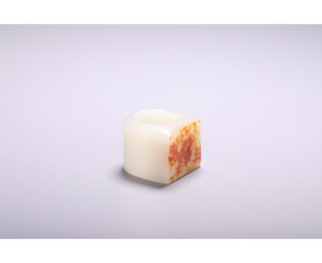 A Chinese russet jade ring, H 3,5 - L 3,3 - W 2,7 cm