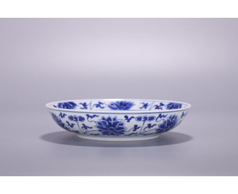 A Chinese blue and white 'Lotus Scroll' plate, Guangxu mark, Dia 15,5 cm