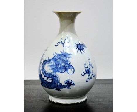 Blue and white porcelain pear-shaped bottle vaseChinesewith trumpet mouth, decorated with two five claw dragons guarding sacr