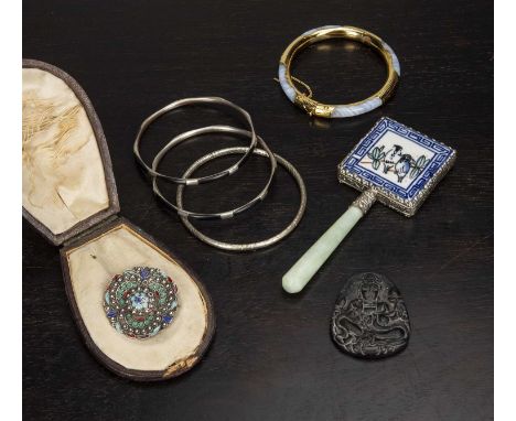 Collection of jewellery comprising of: white metal and enamel bangles, a gilt metal and agate hinged bangle, 7cm across, a ca