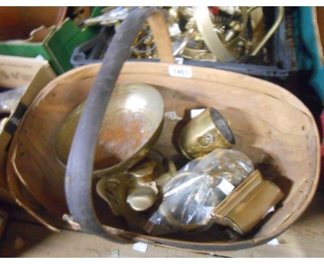 A wooden trug containing a quantity of brassware including a lion's head form door knocker, small perpetual calendar, etc.