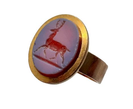 A 19th Century yellow metal ring set with a intaglio seal depicting a deer, 3.5g, I