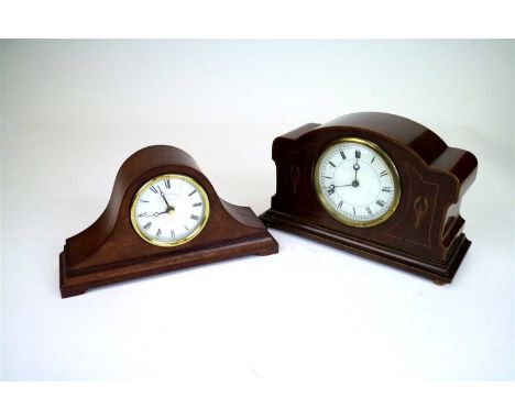 An Edwardian mahogany cased mantle clock, the 3.5" white enamelled dial populated by black Roman numerals, decorated with sat