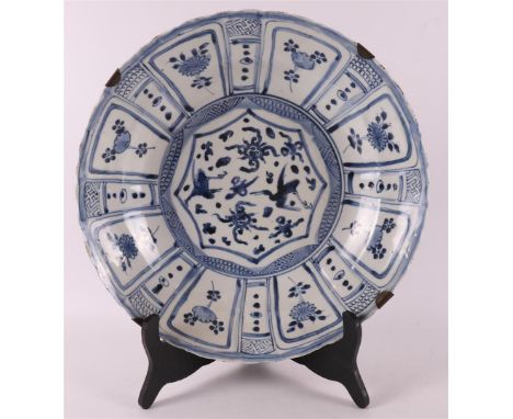 Single cracked porcelain dish, China, Wanli, Ming dynasty, around 1600. Blue underglaze decor of cranes and flaming pearl in 
