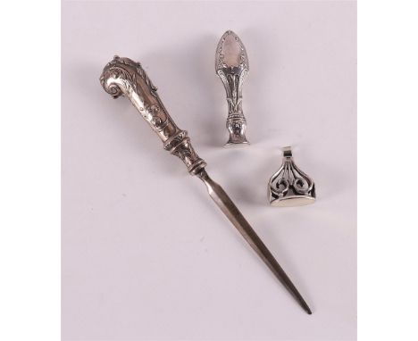 A first grade 925/1000 silver letter opener on a pistol grip, around 1900. Includes a silver cachet and seignet from watch ch