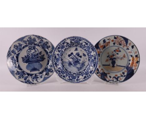 A blue/white porcelain dish, China, Kangxi, around 1700. Blue underglaze decor of a flower basket on the shelf, the lip with 