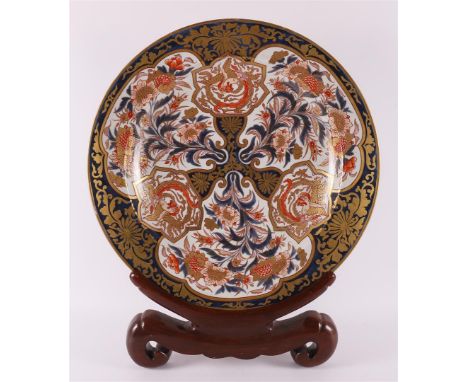 A large porcelain Imari dish, Japan, around 1700. Blue/red, partly gold-enhanced decor of phoenixes in lotus-shaped cartouche