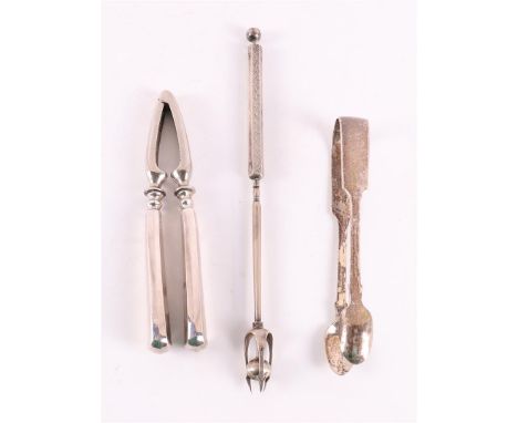 A nutcracker on a silver handle, Hague praise, year letter 1966. Includes silver sugar tongs and olive tongs, up to. 3x.