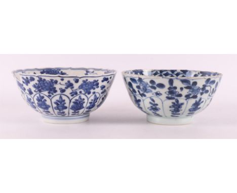 Two various blue/white porcelain bowls on stand ring, China, Kangxi, around 1700. Blue underglaze floral decor, marked 'Leaf'