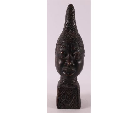 A brown patinated bronze bust of a mother, Benin style, 20th century, h 30 cm.