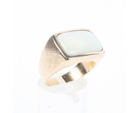 A 14ct gold gentleman's opal panel ring. 7.3g Size O. 