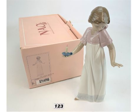 Nao figure 'Nina con Palmatoria' no. 01155 in box