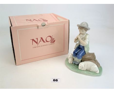 Nao figure 'Pastorcillo Flautista' no. 01051 boxed. 7.5" high