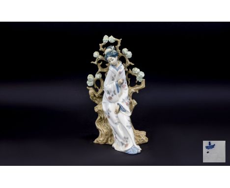 Lladro Top Quality Handmade Porcelain Figurine ' Geisha ' Model No 4807. Sculpture Vicente Martinez. Issued 1972 - 1992. Stan