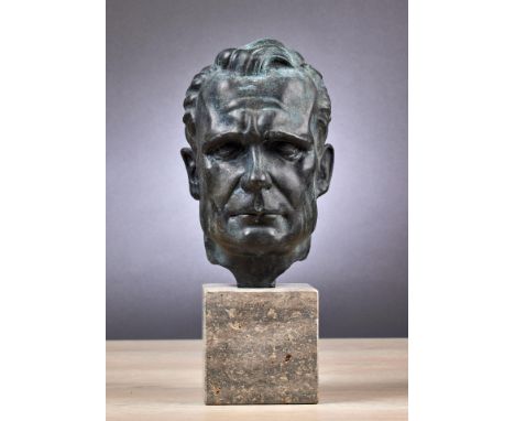 Deutsches Reich 1933 - 1945 - Kunst : H.J. Pagels: Porträtbüste Rudolf Hess.Grün patinierter Bronzekopf. Am linken hinteren H