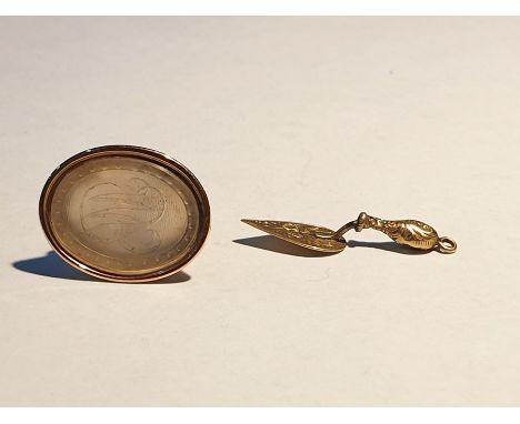 Georgian gold-coloured pendant fob seal, the oval chalcedony tablet with monogram, in unmarked bright cut mount and an early 