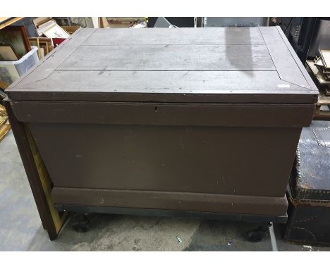 Large stained toolbox raised upon wheels and&nbsp;contents&nbsp;of assorted hand tools&nbsp;
