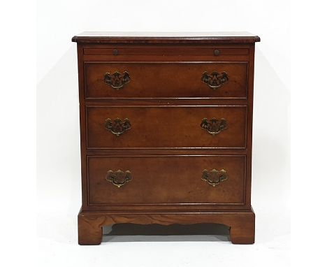 20th century burr oak-effect chest of drawers, the moulded edge above brushing slide, three drawers, on bracket feet, 61cm x 