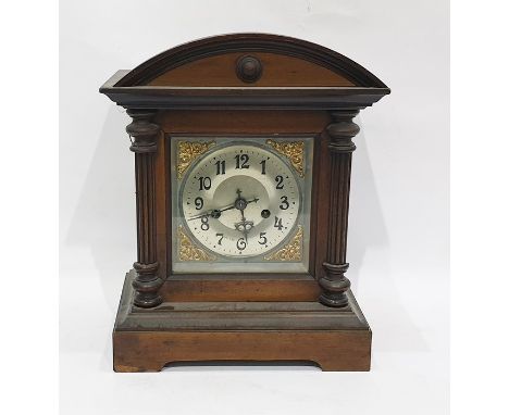 Mantel clock, the arched top over square front dial, bearing Arabic numerals, with Corinthium column pilasters, the whole rai