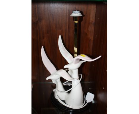 A LARGE MODERN CERAMIC TABLE LAMP FEATURING BIRDS IN FLIGHTS 