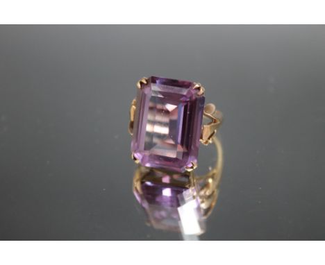 A HALLMARKED 9 CARAT GOLD AMETHYST RING, approx weight 9.8g, ring size M 1/2