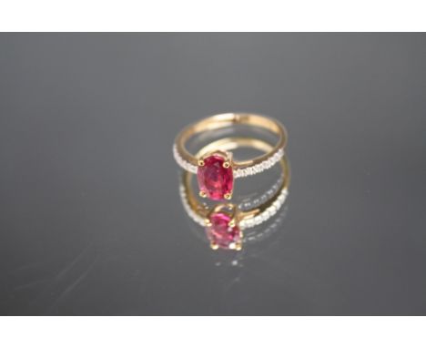 A HALLMARKED 9 CARAT GOLD RING, set with pink ruby type oval stone, approx weight 1.4 g, ring size M