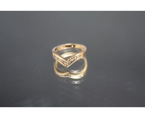 A 375 WISHBONE RING, approx W 2g, ring size K