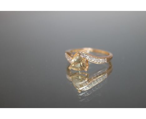 A HALLMARKED 9 CARAT RING, set with a trilliant cut Green Tourmaline style stone, approx weight 2.6g, ring size R 1/2